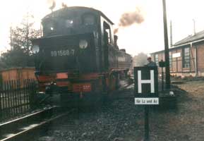 Lok 99 1568-7 übernimmt den Zug von der angekommenen Lok